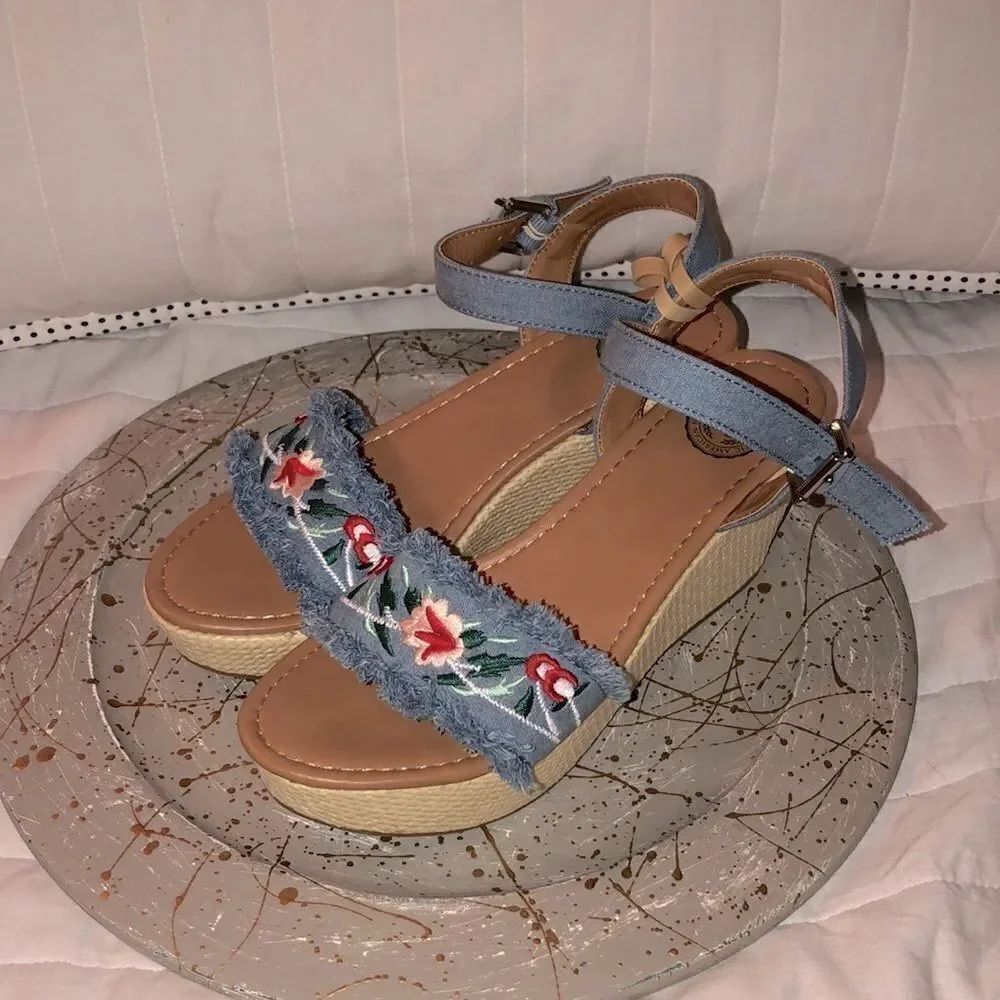 So 7.5 Ice Fish Embroidered Denim Wedge Sandals - Picture 3 of 12